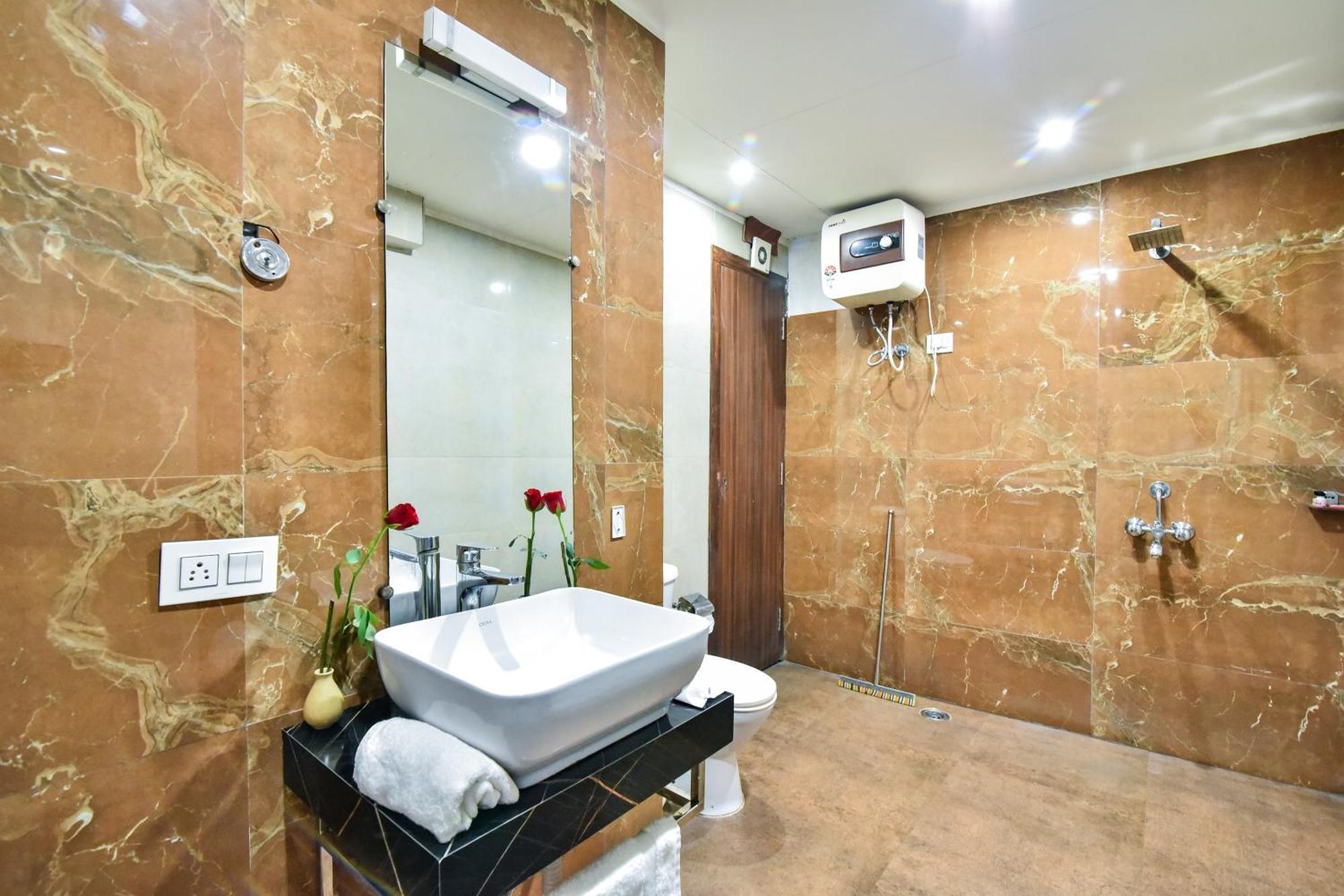 Pinaz Royale Hotel Amritsar Exterior photo