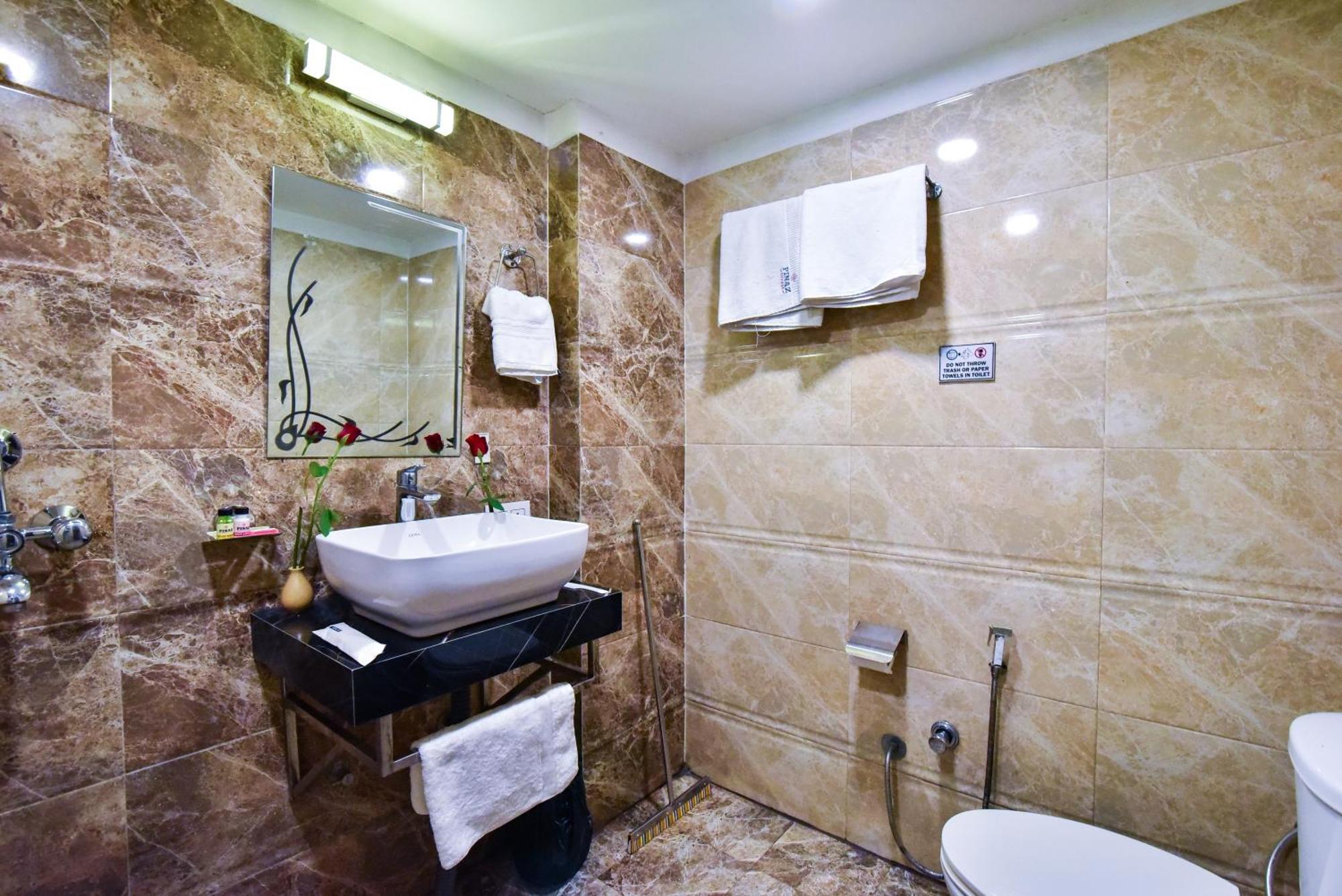 Pinaz Royale Hotel Amritsar Exterior photo