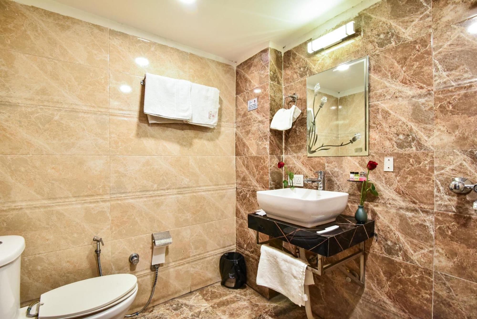 Pinaz Royale Hotel Amritsar Exterior photo
